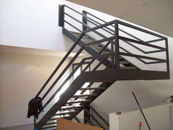Cầu thang sắt đơn giản trong nhà