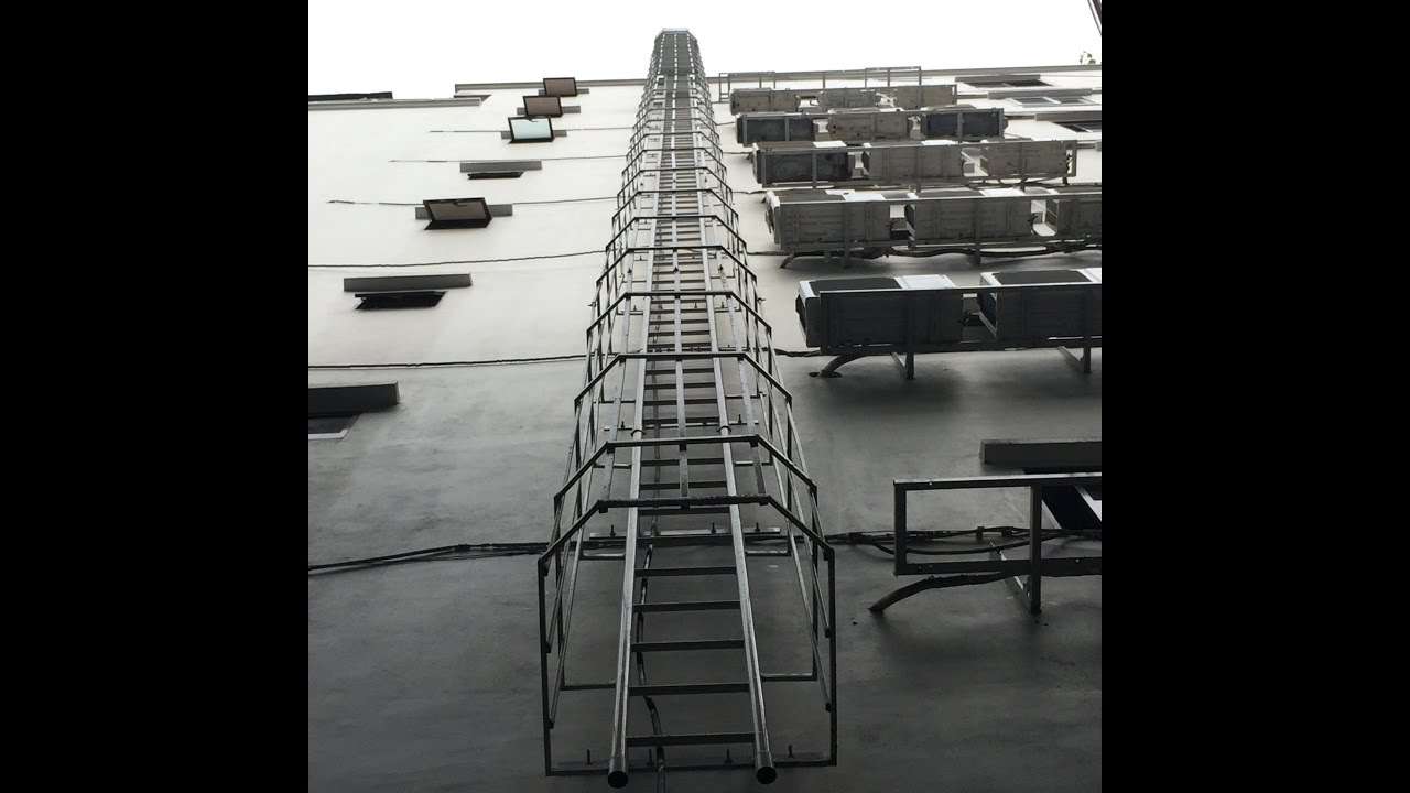Cầu thang sắt thoát hiểm